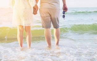 pareja asiática en la playa foto