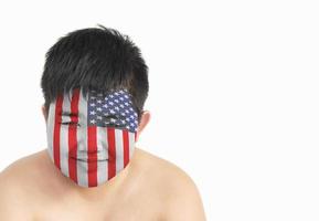 sonríe lindo chico gordo con superposición de bandera americana en su cara, concepto de fan de estados unidos. foto