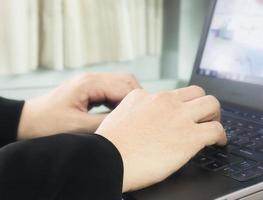 el hombre de negocios está escribiendo la computadora del teclado foto