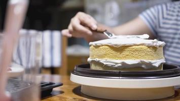 señora haciendo pastel de crema - gente con concepto de panadería casera foto