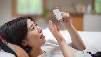 una mujer viendo un video en su teléfono inteligente