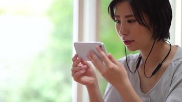 mujer estudiando en un teléfono inteligente video