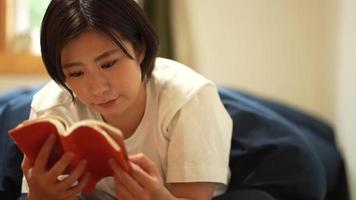 femme lisant sur le lit video