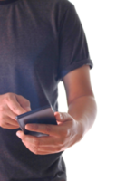un uomo che usa la mano che tiene lo smartphone sul file png di sfondo trasparente