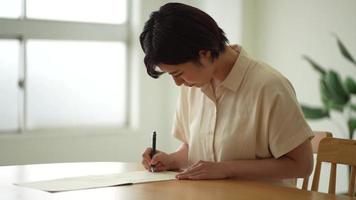 uma mulher praticando uma caneta pincel