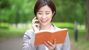 A female employee who opens a notebook while talking on the phone video