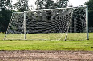 goles de fútbol en el campo con el fondo del árbol foto