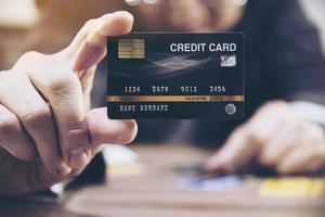 hombre de negocios con tarjetas de crédito pensando seriamente en el problema del préstamo de pago - personas con concepto de crisis financiera personal foto
