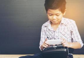 Niño de 7 años jugando al juego de realidad virtual vr foto