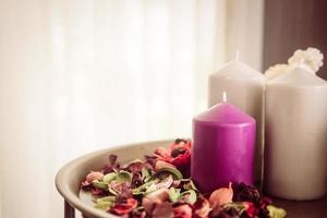 foto de estilo antiguo de velas decorativas y pétalos de flores secas perfumadas en una habitación