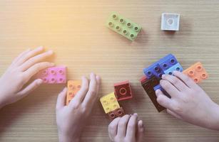 niños jugando piezas bloques de construcción creativos de plástico foto