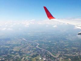 aleta de avión en el aire durante su vuelo con un bonito cielo natural y fondo de escena paisajística foto