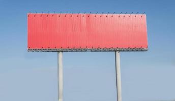 cartelera de carretera roja vacía sobre fondo de cielo azul, su texto aquí foto