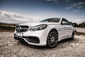 chisinau, moldavia, 02 de junio de 2020. festival del club mercedes benz en moldavia. mercedes benz e class w 212. amg e 63. foto editorial.