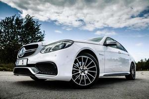 chisinau, moldavia, 02 de junio de 2020. festival del club mercedes benz en moldavia. mercedes benz e class w 212. amg e 63. foto editorial.