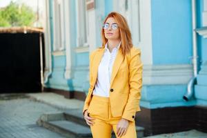 experto en negocios confiado. profesional exitoso feliz posando cerca del edificio de oficinas. chica europea. dama de negocios rusa. concepto de líder empresarial femenino. retrato de mujer de negocios exitosa foto