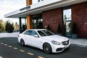 chisinau, moldavia, 02 de junio de 2020. festival del club mercedes benz en moldavia. mercedes benz e class w 212. amg e 63. foto editorial.