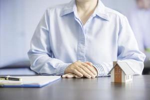 woman's home salesperson discusses the details of the housing project photo