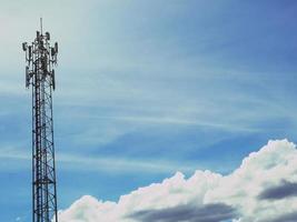 torres telefónicas utilizadas para transmitir señales al anochecer. foto