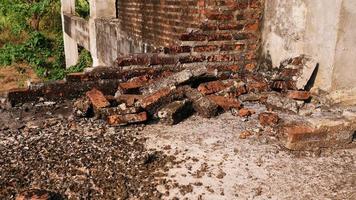 primer plano de los escombros de un edificio industrial que se derrumba en un montón de hormigón y ladrillo. y los escombros irregulares causados por la falla de los ingenieros en la construcción abandonada. foto