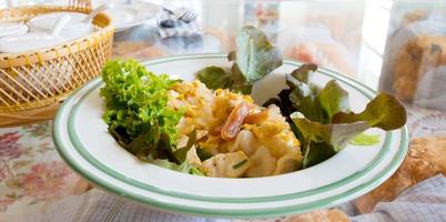 un plato de fideos fritos foto