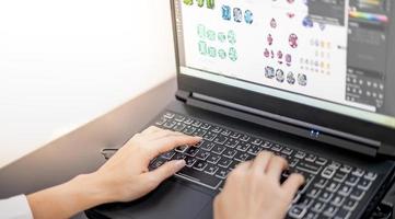 la mano femenina usa la computadora portátil y dibuja la piedra preciosa del programa de diseño gráfico mientras se queda en casa debido a la epidemia de covid.