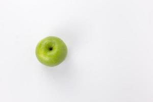un aislado de manzanas verdes frescas y maduras sobre fondo blanco, manzana saludable para cocinar foto
