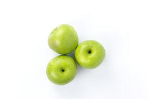 grupo de tres manzanas verdes aisladas de fondo blanco, manzanas verdes frescas para frutas orgánicas foto
