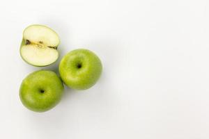 Manzanas verdes orgánicas sanas aisladas de fondo blanco, manzanas naturales para cocinar, bonitas manzanas verdes para publicidad del concepto de frutas foto