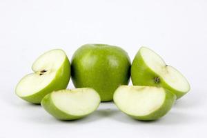 conjunto de manzana verde fresca aislada con manzanas en rodajas sobre fondo blanco, manzana verde entera, mitad, rebanada con camino de recorte foto