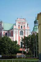 iglesia de poznan en rosa. techo verde. Polonia foto