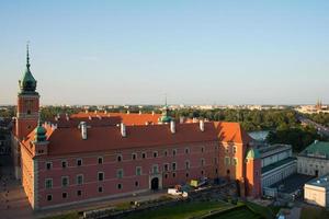 hermoso edificio rojo en la plaza del castillo, varsovia. vista aérea foto