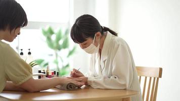 image d'une femme qui se fait les ongles video