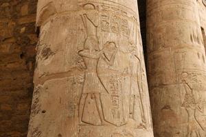 jeroglíficos egipcios en el templo de luxor, luxor, egipto foto