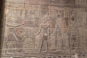 escena en el templo de philae, aswan, egipto foto