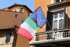 banderas en un edificio en roma, italia foto