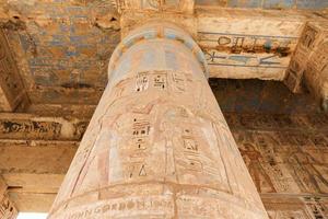 columna en el templo de medinet habu en luxor, egipto foto