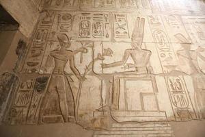jeroglíficos egipcios en el templo mortuorio de seti i, luxor, egipto foto