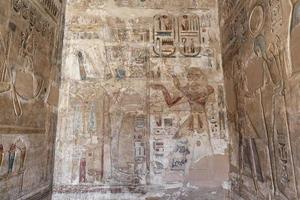 Jeroglíficos egipcios en el templo de Medinet Habu, Luxor, Egipto foto