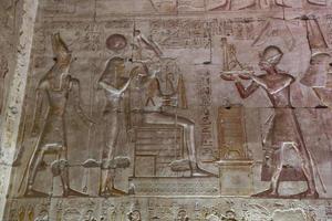 escena del templo de abydos en madfuna, egipto foto