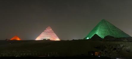 complejo piramidal de giza en el cairo, egipto foto