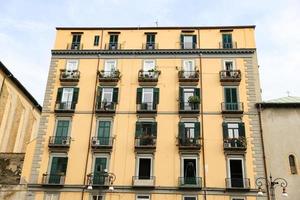 edificio en nápoles, italia foto