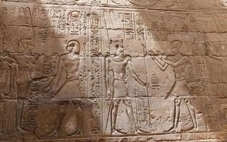 jeroglíficos egipcios en el templo de luxor, luxor, egipto foto