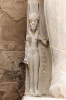 escultura en el templo de luxor en luxor, egipto foto