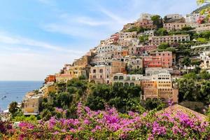 vista general de la ciudad de positano en nápoles, italia foto