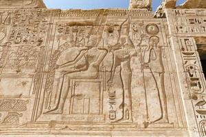 Jeroglíficos egipcios en el templo de Medinet Habu, Luxor, Egipto foto