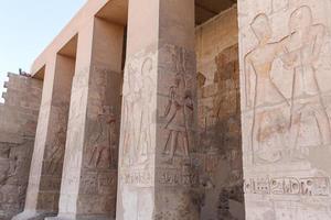 frente al templo de abydos en madfuna, egipto foto