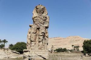 colosos de la estatua de memnon en luxor, egipto foto