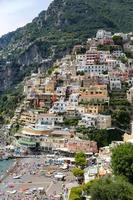 vista general de la ciudad de positano en nápoles, italia foto