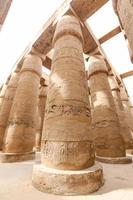 columnas en la sala hipóstila del templo de karnak, luxor, egipto foto